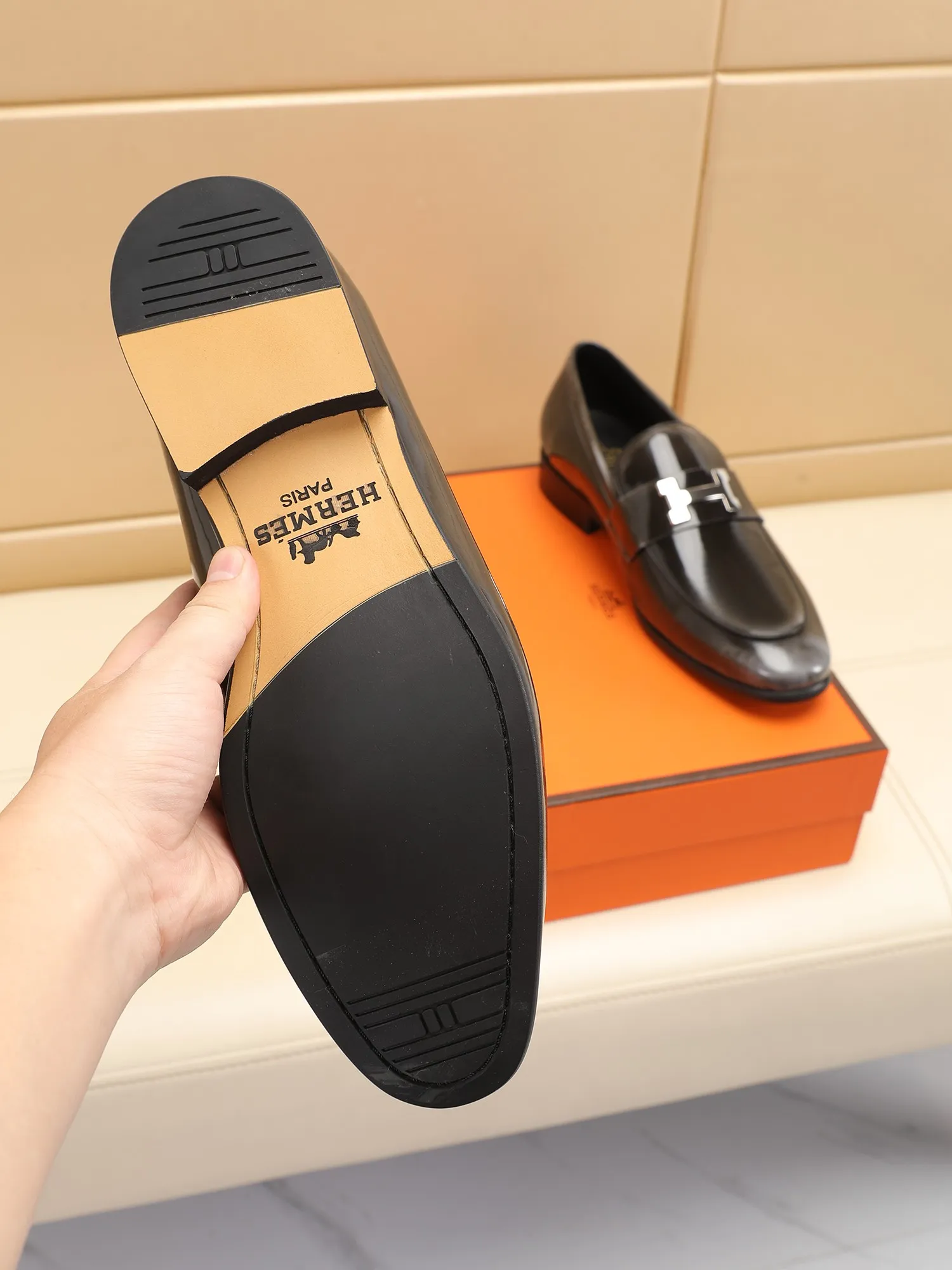 Factory price 460💶[HERMES] (cowhide lining)🍀Italian top luxury🍀He does not pursue novel styles and gorgeous colors, but attracts the favor of successful men with his flawless, elegant and classic style! This very, very comfortable, simple and stable style makes it easy to match any style! The pattern is absolutely 1:1 refined from the original case, and we strive for excellence in materials, imported cowhide + cowhide lining💪💪💪extraordinary texture👍! .Code number: 39 to 44 (38.4546 customized)